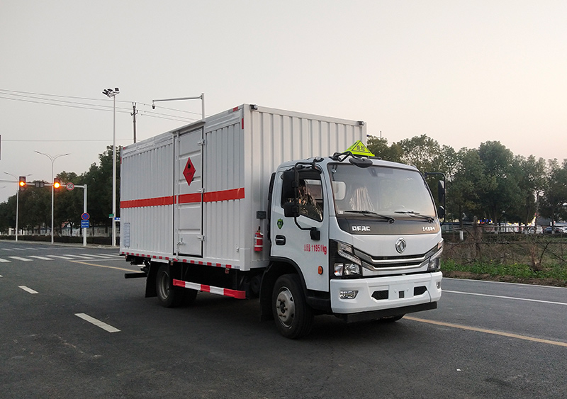 權駿牌JJJ5125XRQ型易燃氣體廂式運輸車
